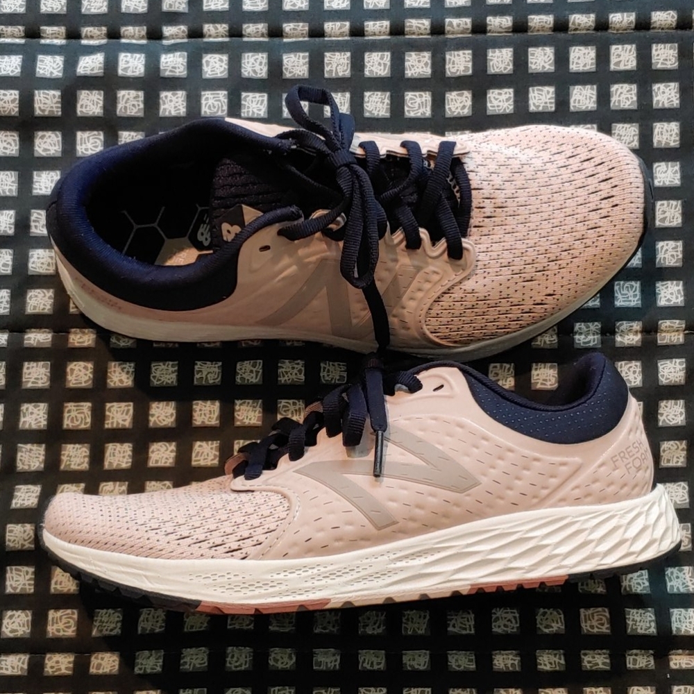 🏃‍♀️NEW BALANCE light pink and navy tennis shoes